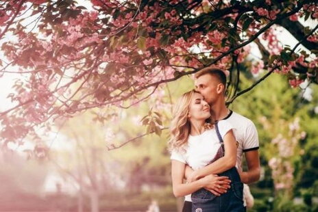 PRVNÍ MÁJ: Slavnost jarního času a módní tipy pro romantické randění